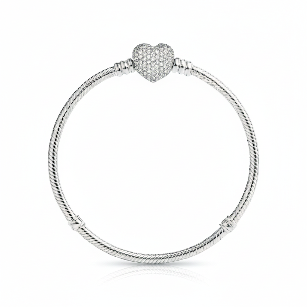 Pulseira de prata com entrelaçado e pingente de coração cravejado de pedras brilhantes