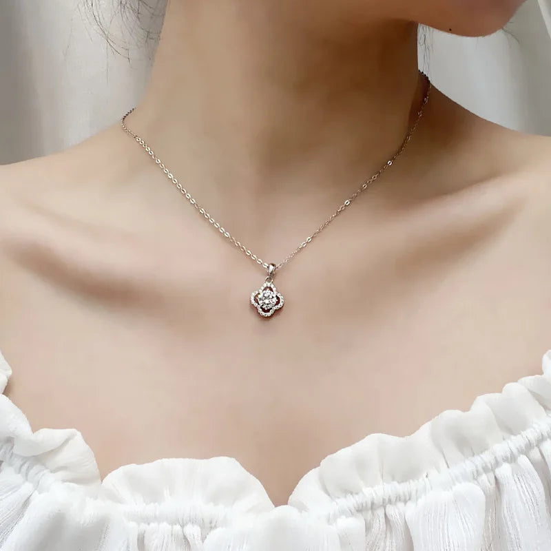 Colar com pingente em prata .925 e 2 CT moissanite