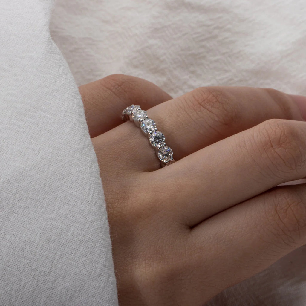 Anel com Moissanite Brilhante em Prata 925 Banhado a Ouro Branco 18k - Yuna Joias