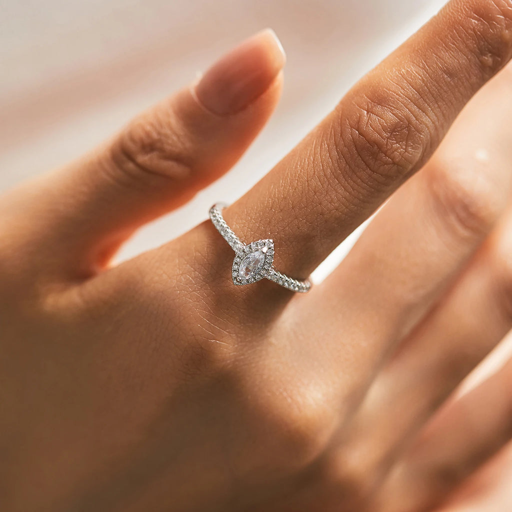 Anel Solitário Feminino Marquise com Zircônias - Joia Clássica em Prata 925 para Noivado e Casamento - Yuna Joias