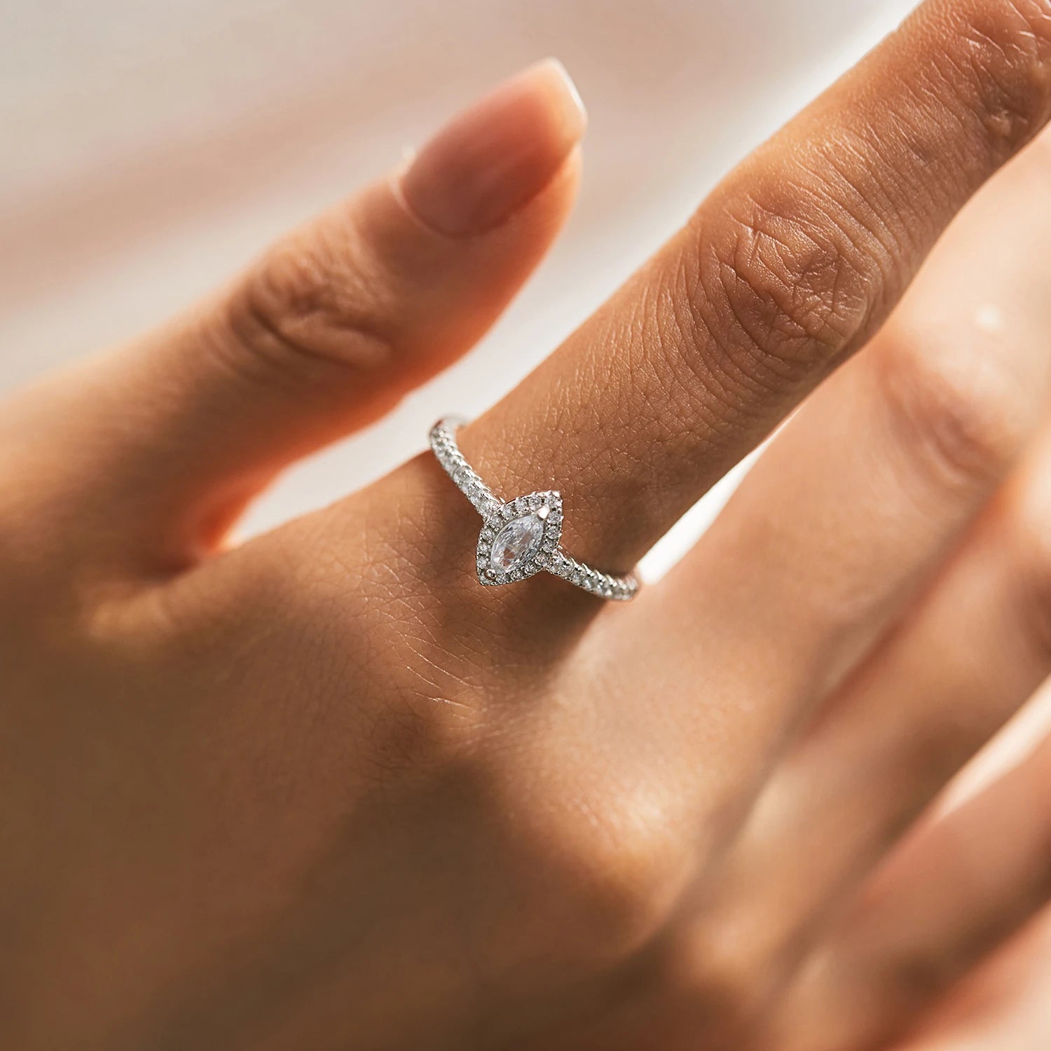 Anel Solitário Feminino Marquise com Zircônias - Joia Clássica em Prata 925 para Noivado e Casamento - Yuna Joias
