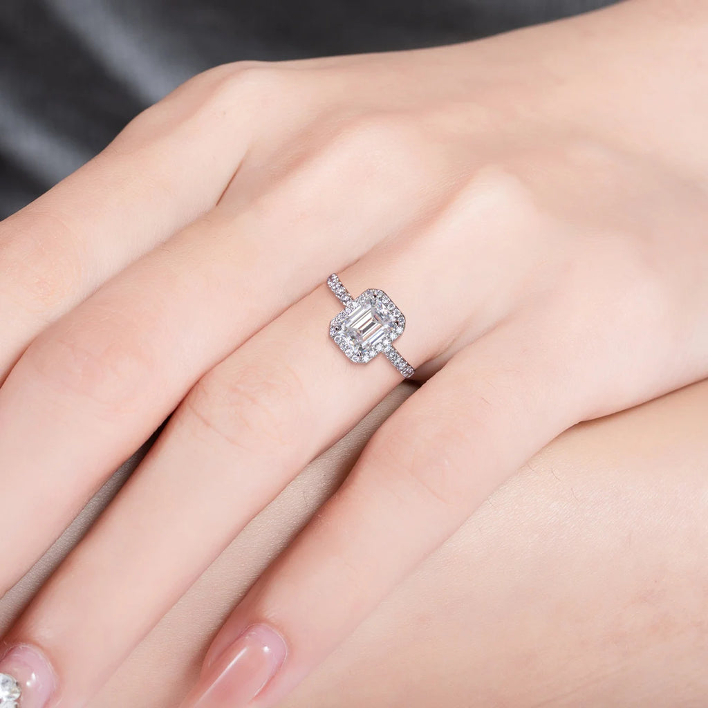 Anel de Noivado em Ouro Branco 14K com Moissanite Corte Esmeralda de 2 Quilates – Yuna Joias