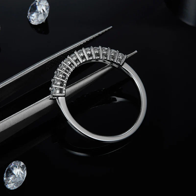 Meia Aliança em prata .925 e 0.8CT Moissanite