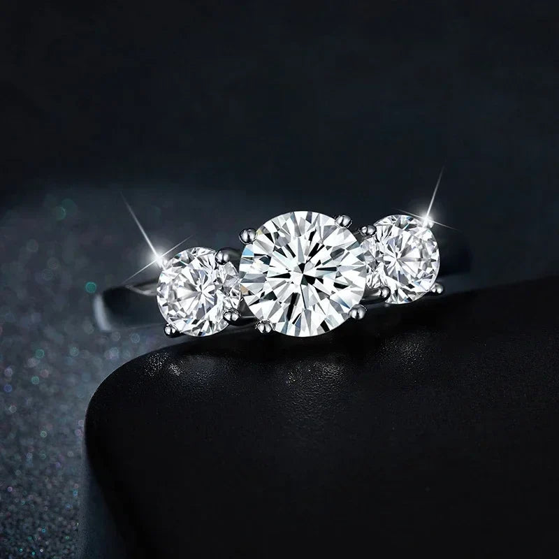 Anel 3 pedras em prata .925 e 4 CT moissanite