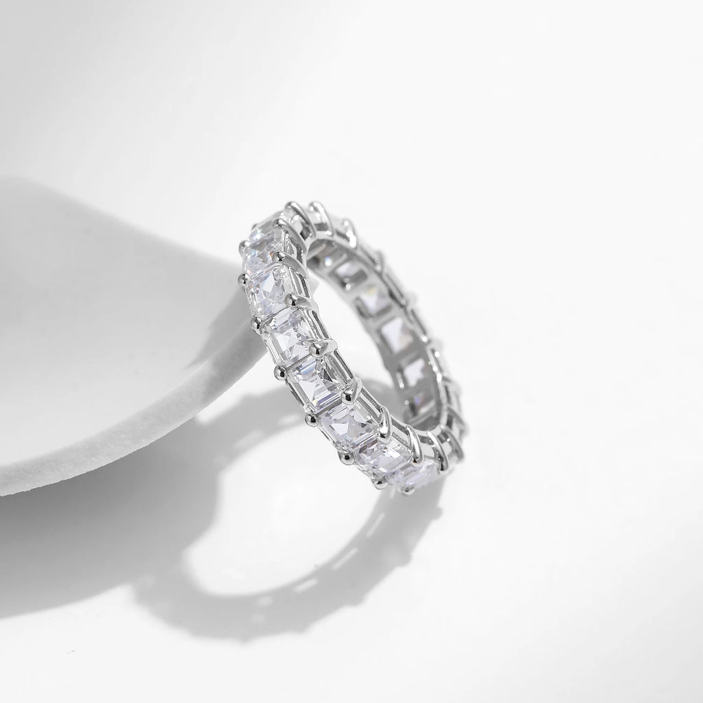 Anel Solitário Feminino Quadrado com Zircônia Corte Esmeralda - Joia Luxuosa em Prata 925 - Yuna Joias