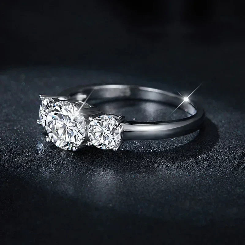 Anel 3 pedras em prata .925 e 4 CT moissanite