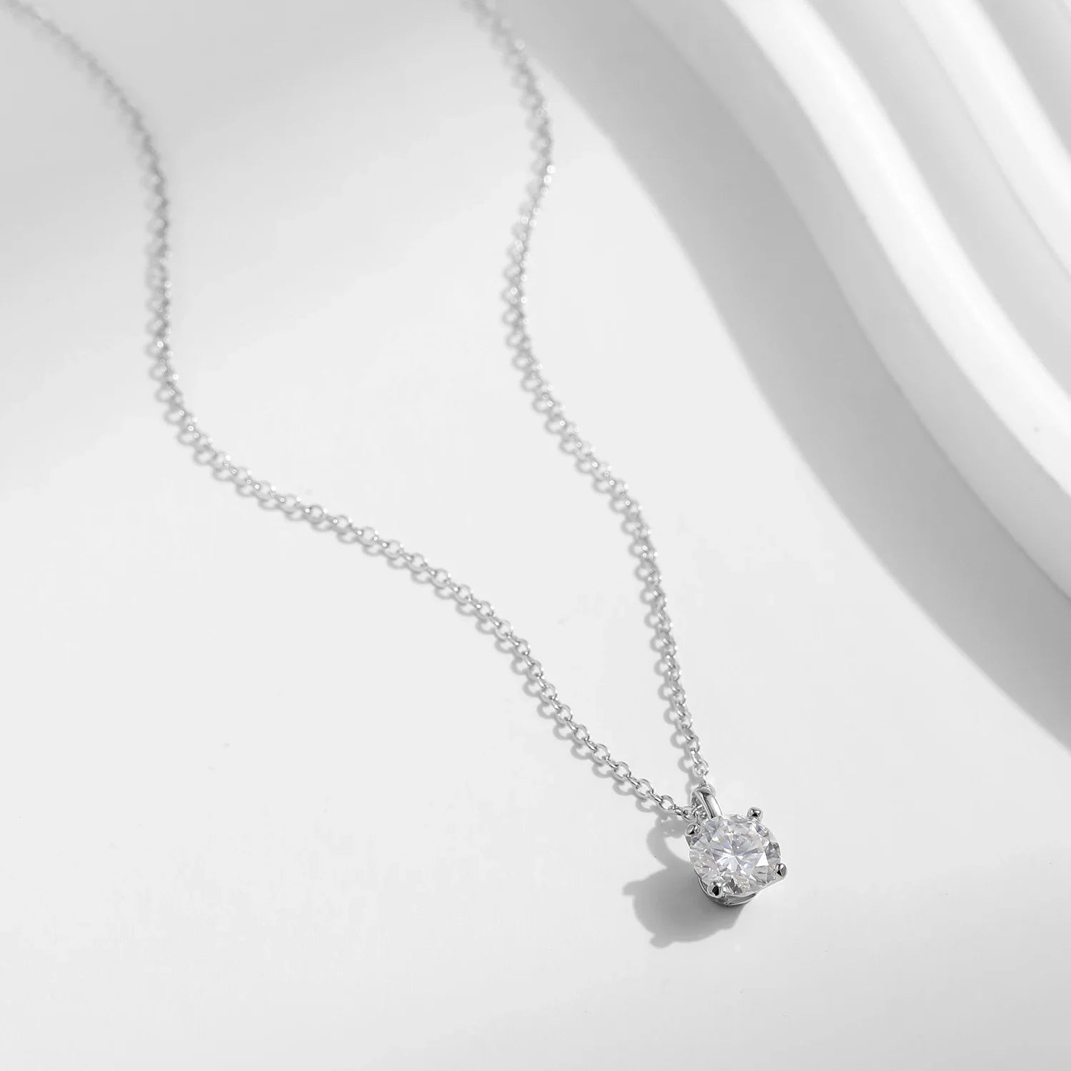 Colar com pingente em prata .925 e 1 CT Moissanite