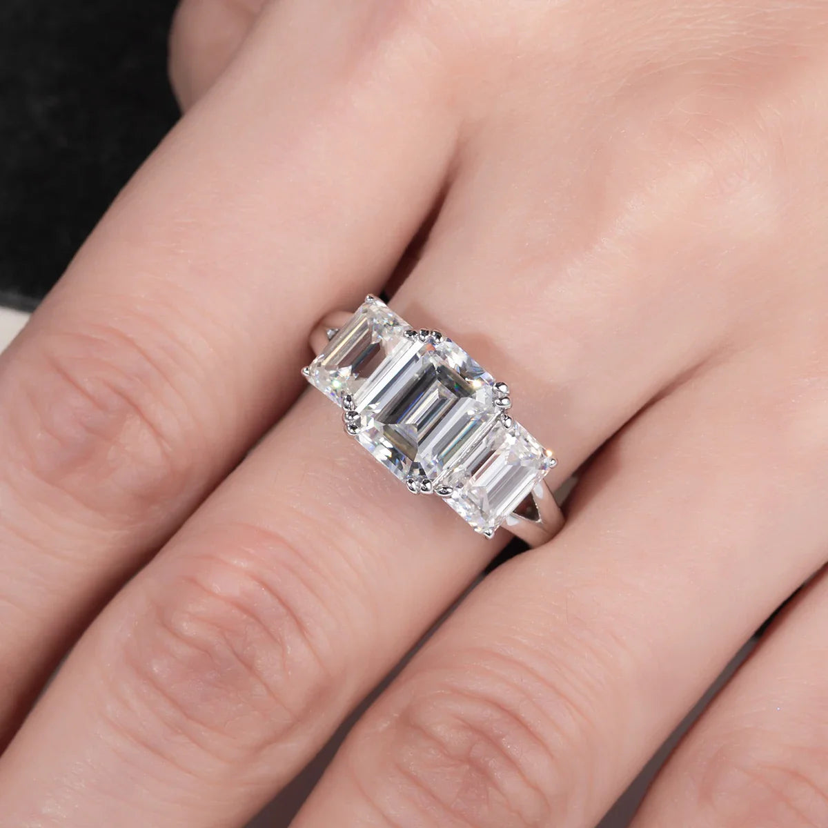 Anel 3 pedras em prata .925 e 5 ct esmeralda moissanite