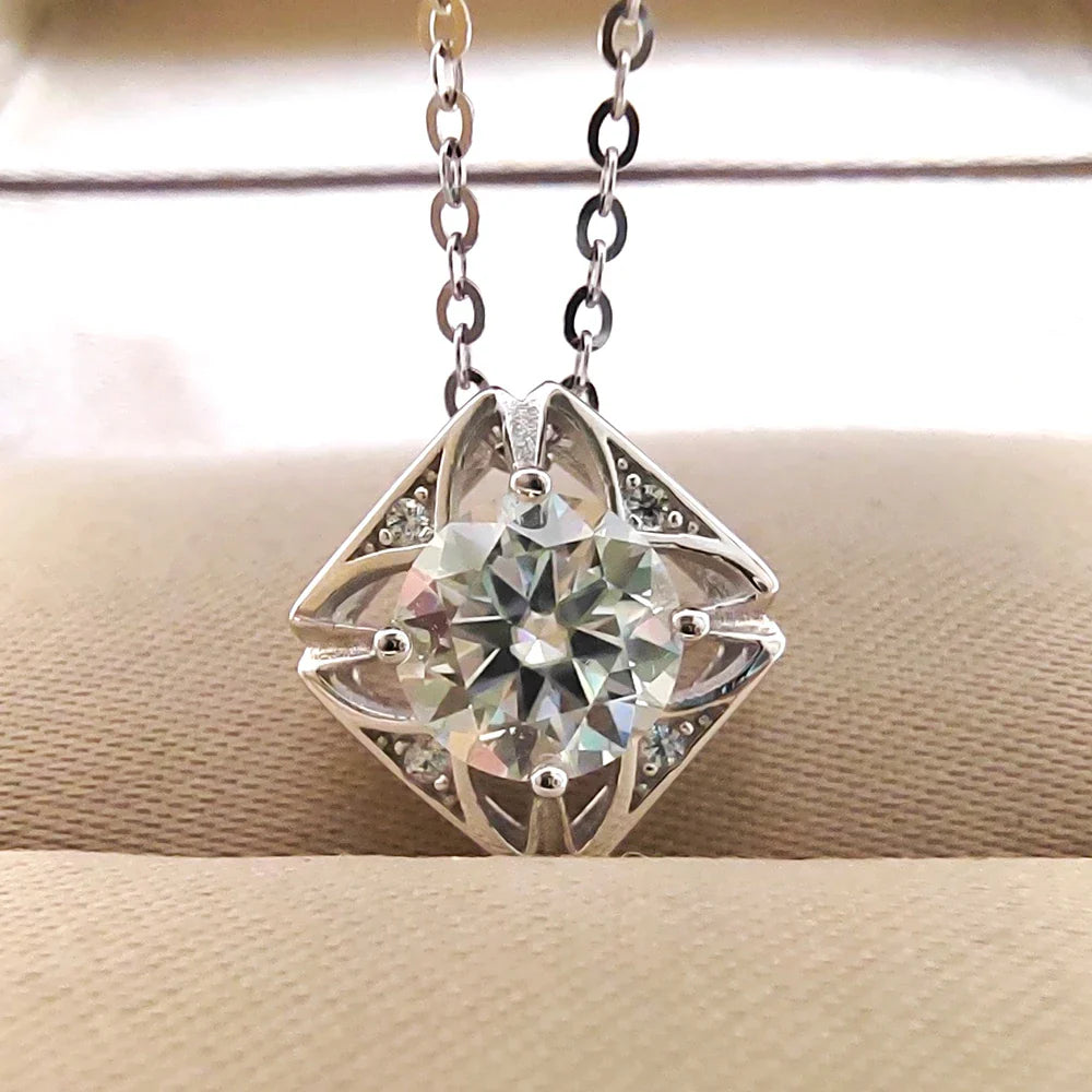 Colar com pingente em. prata .925 e 1 CT moissanite