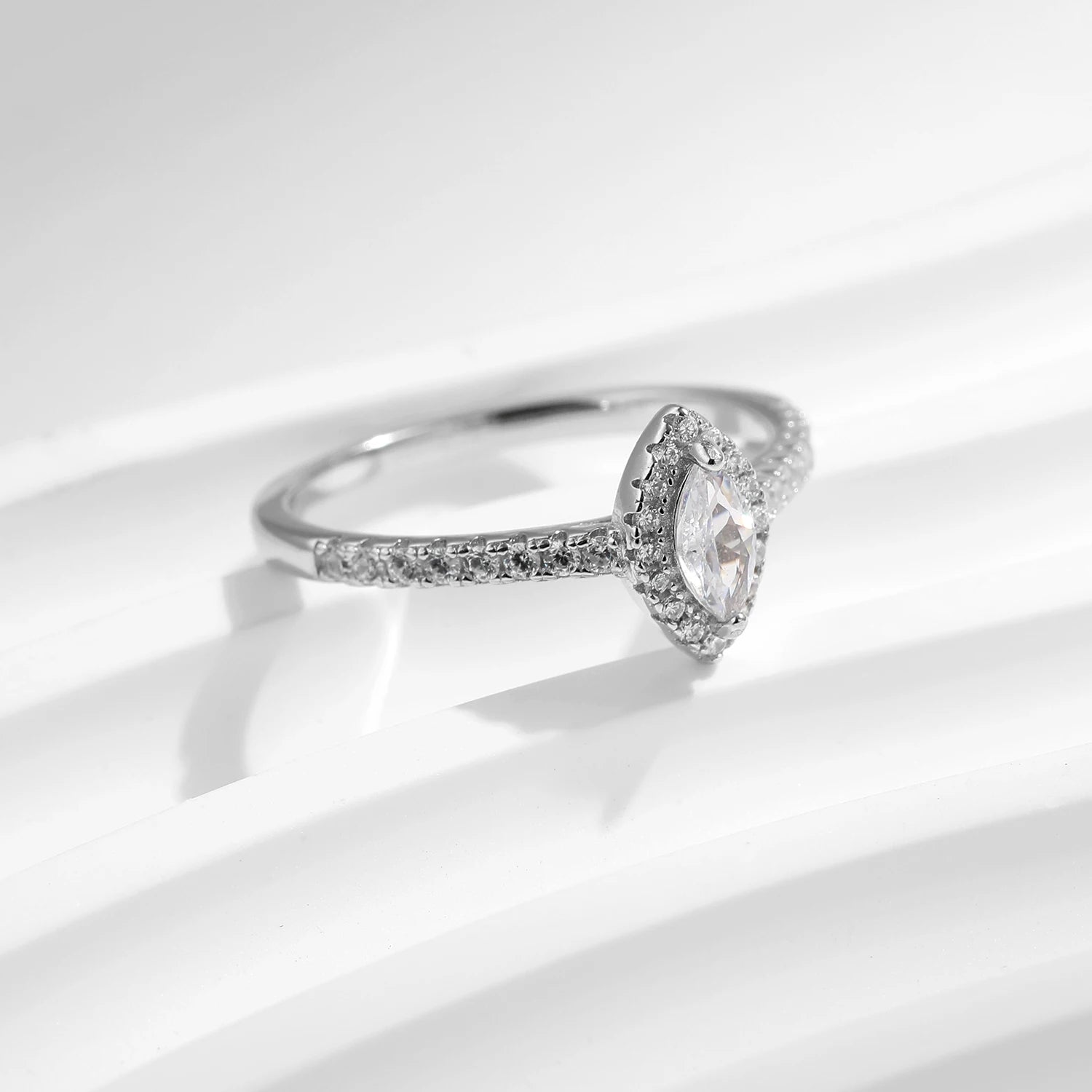 Anel Solitário Feminino Marquise com Zircônias - Joia Clássica em Prata 925 para Noivado e Casamento - Yuna Joias