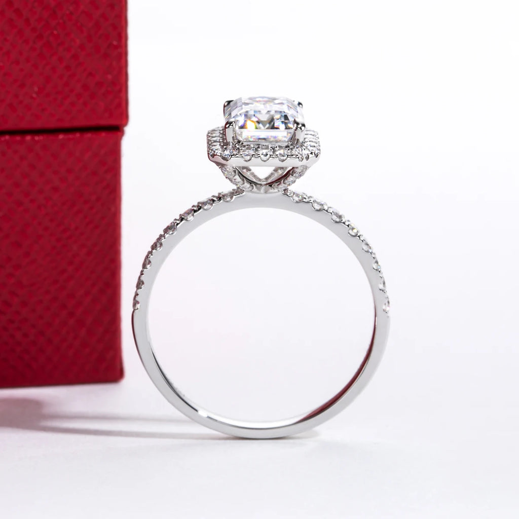 Anel de Noivado em Ouro Branco 14K com Moissanite Corte Esmeralda de 2 Quilates – Yuna Joias