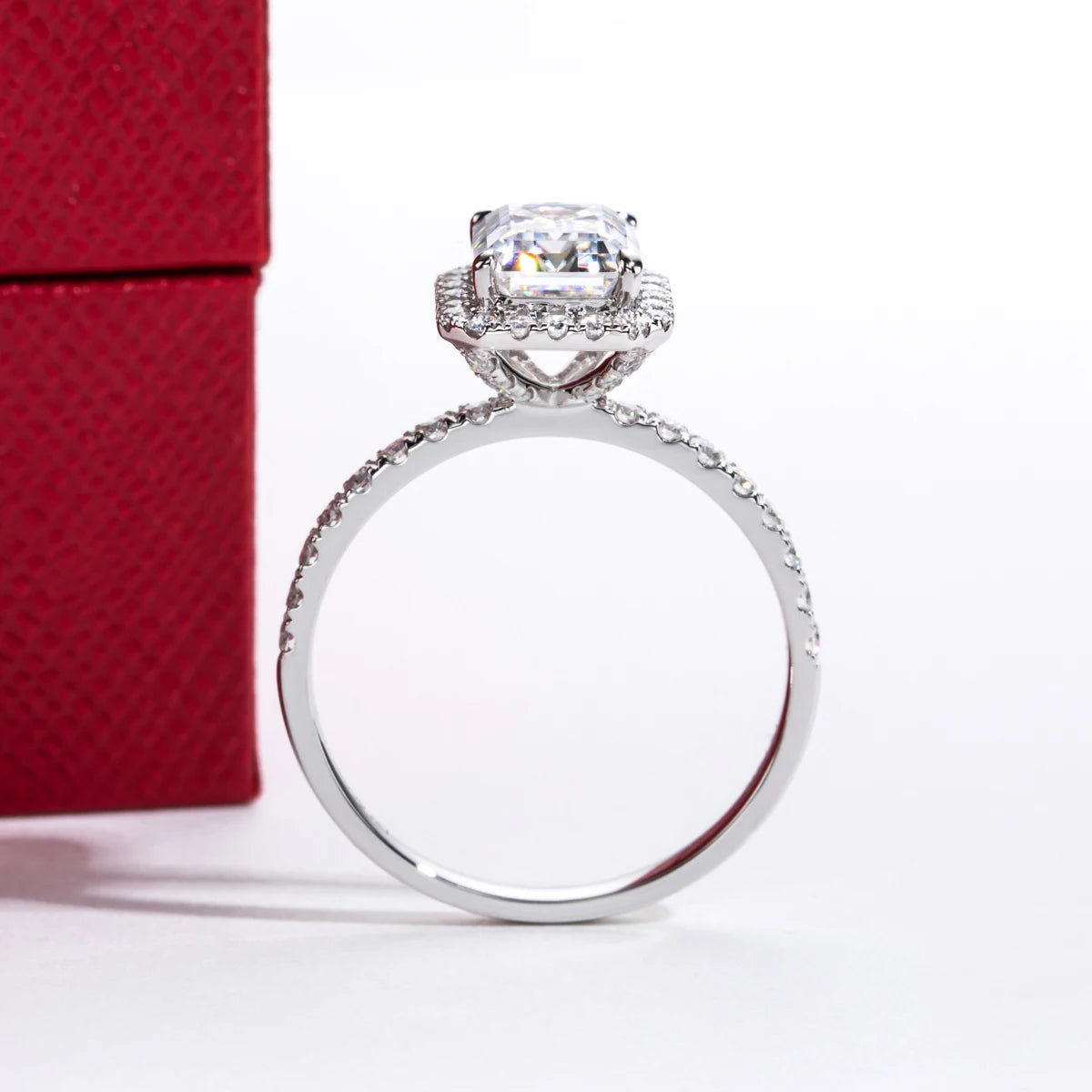 Anel de Noivado em Ouro Branco 14K com Moissanite Corte Esmeralda de 2 Quilates – Yuna Joias