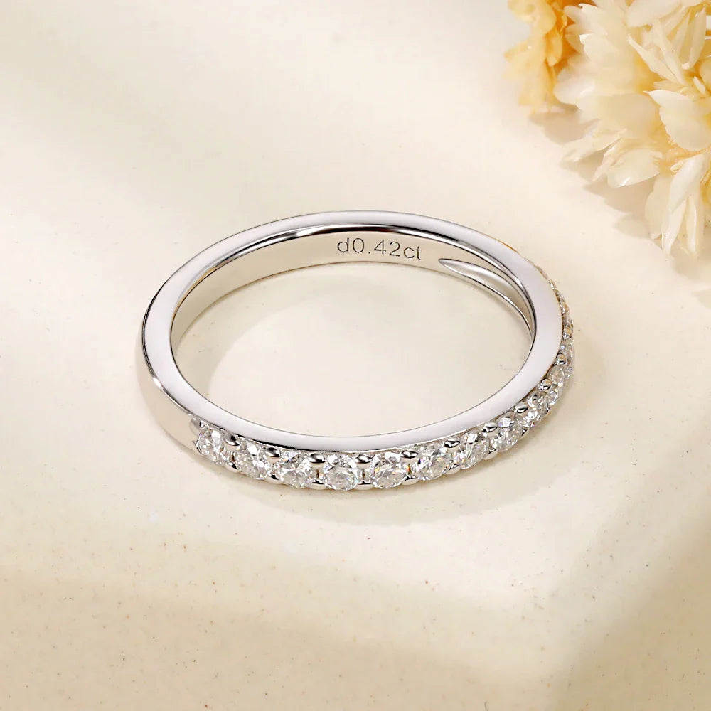 Meia aliança em prata .925 e 2mm moissanite