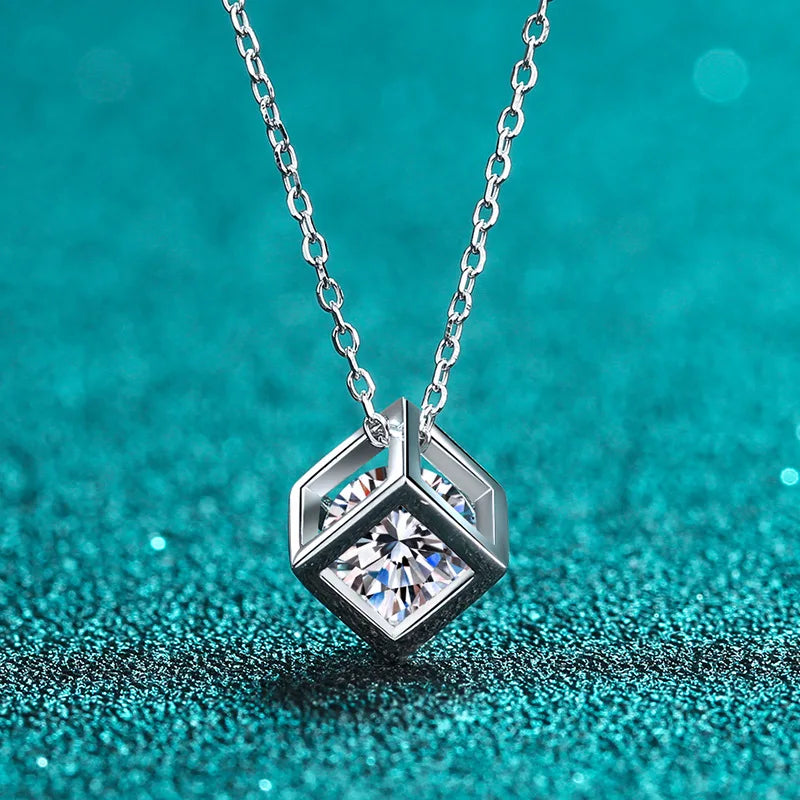 Colar com pingente em prata .925 e 1 CT moissanite