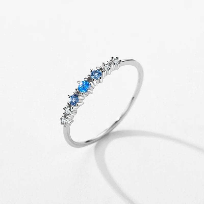 Anel Solitário Feminino com Zircônia Azul - Joia Delicada em Prata 925 para Empilhar - Yuna Joias