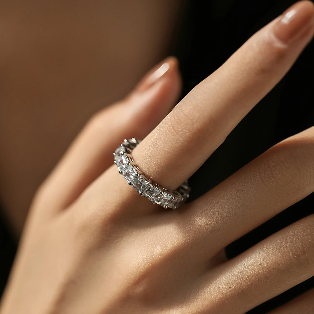Anel Solitário Feminino Quadrado com Zircônia Corte Esmeralda - Joia Luxuosa em Prata 925 - Yuna Joias