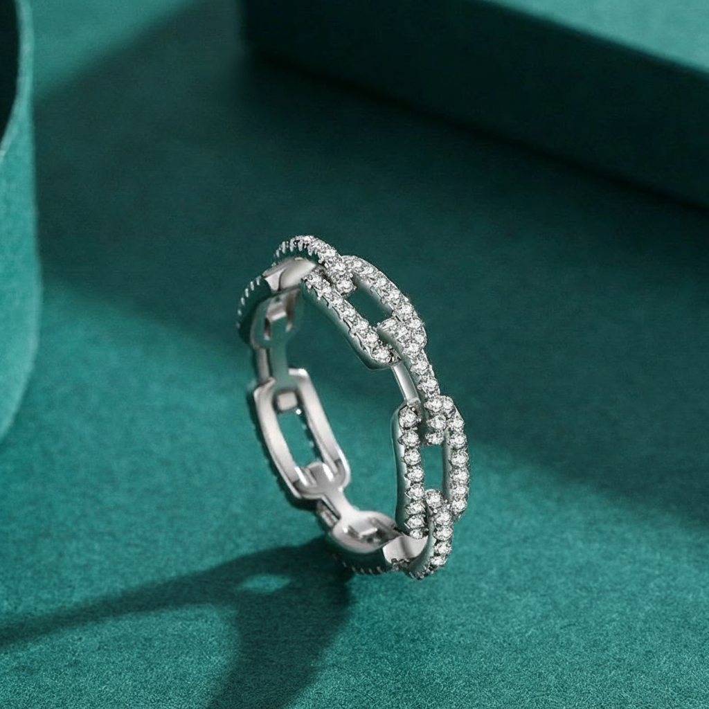 Anel Corrente Feminino com Zircônias Cravejadas - Joia Moderna em Prata 925 para Empilhar - Yuna Joias