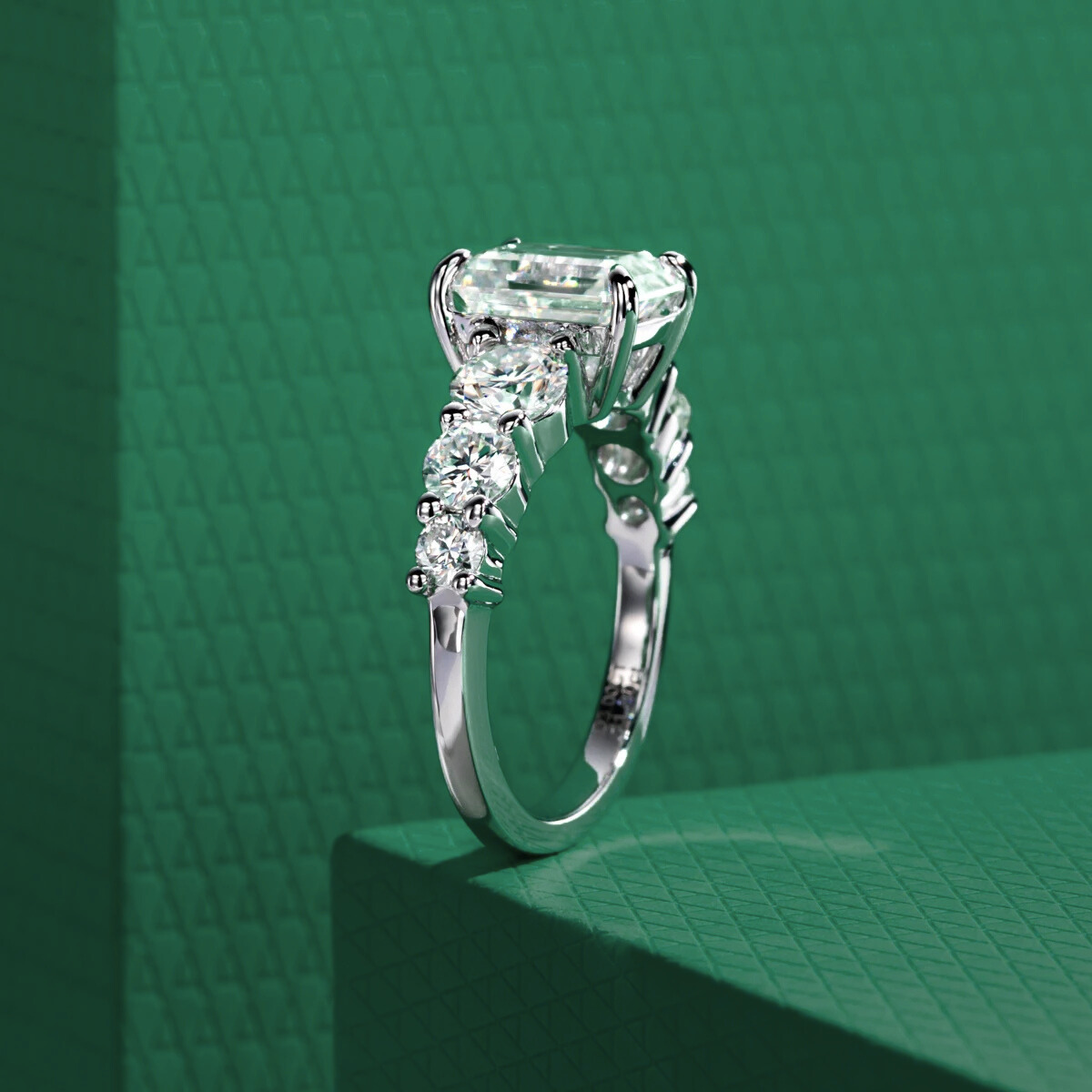 Anel Amara com Moissanite Esmeralda 3,0ct em Prata 925 e Detalhes em Ouro 18k - Yuna Joias - Yuna Joias