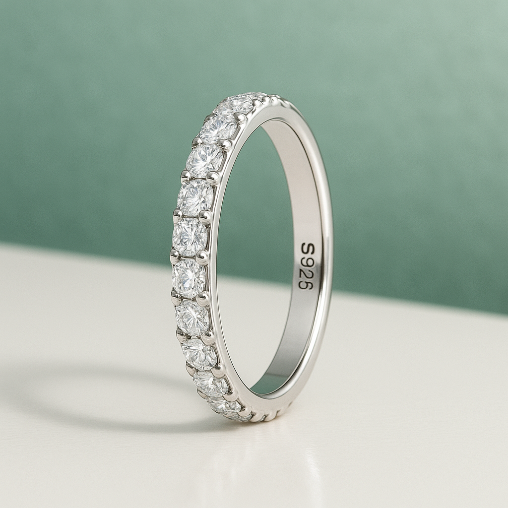 Anel eterno com pedras brilhantes cravejado em prata 925, design sofisticado e elegante