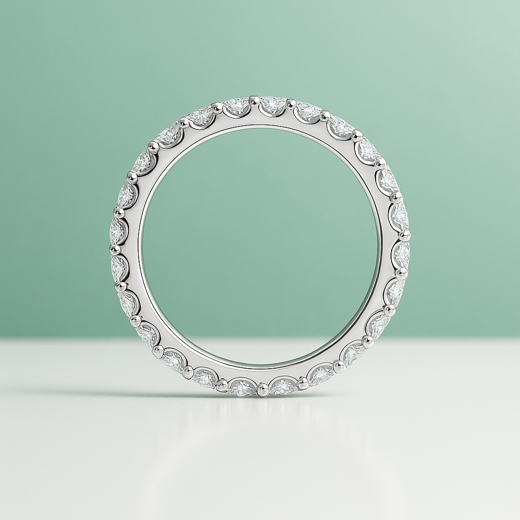 Anel eterno de prata 925 com pedras de moissanite lapidadas, design elegante e atemporal