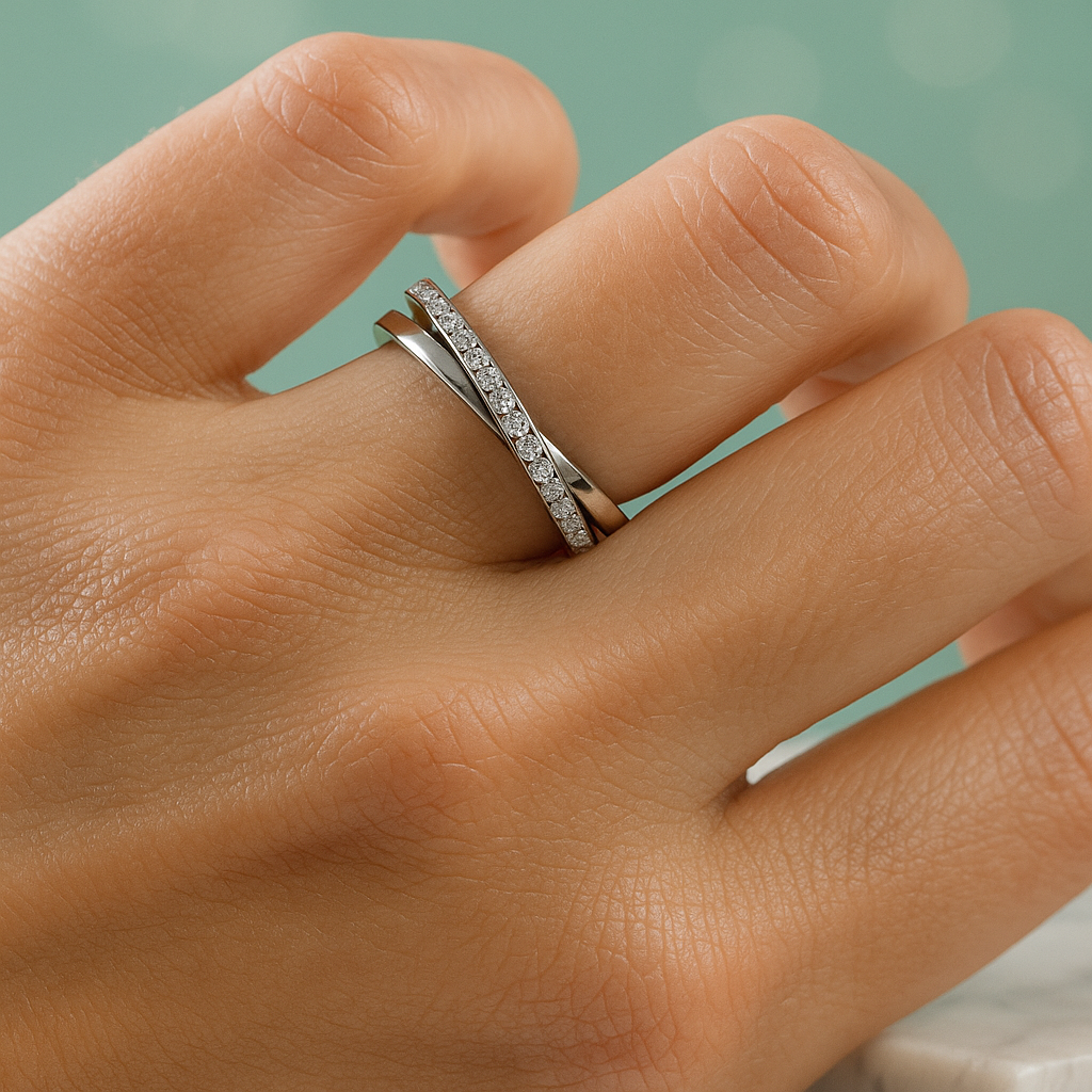 Anel Meia Aliança Aros Entrelaçados com Moissanite e Banho de Ouro 18k em Prata 925 - Yuna Joias - Yuna Joias