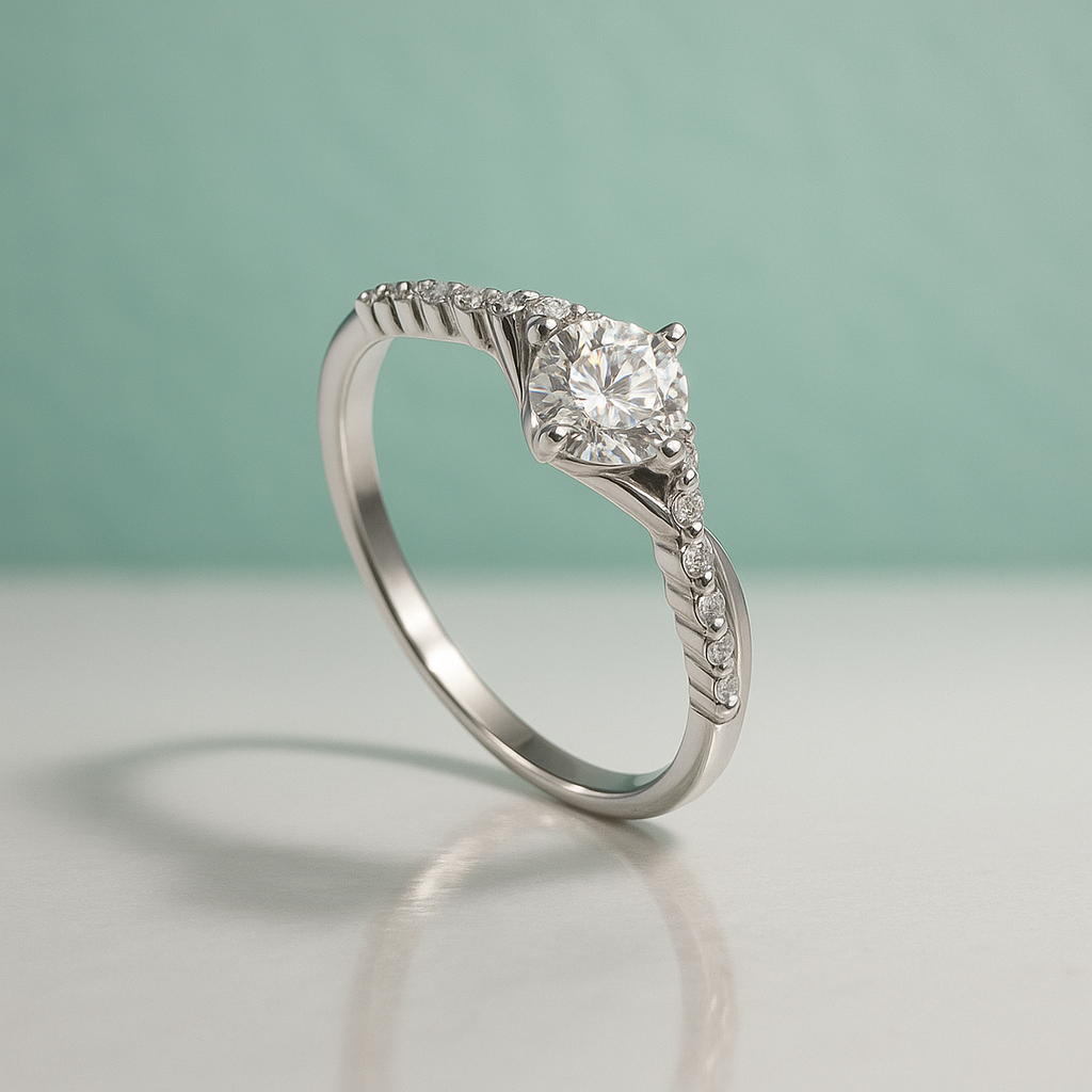 anel de prata 925 com pedra central moissanite e pequenos diamantes ao redor, fundo verde