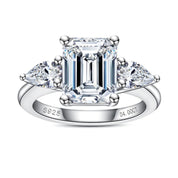 Anel de Moissanite com Lapidação Esmeralda 4 Quilates – Prata 925 com Ouro 18k, Moissanites Laterais em Lapidação Pera, Certificado GRA - Yuna Joias - Yuna Joias
