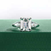 Anel de Moissanite com Lapidação Esmeralda 4 Quilates – Prata 925 com Ouro 18k, Moissanites Laterais em Lapidação Pera, Certificado GRA - Yuna Joias - Yuna Joias