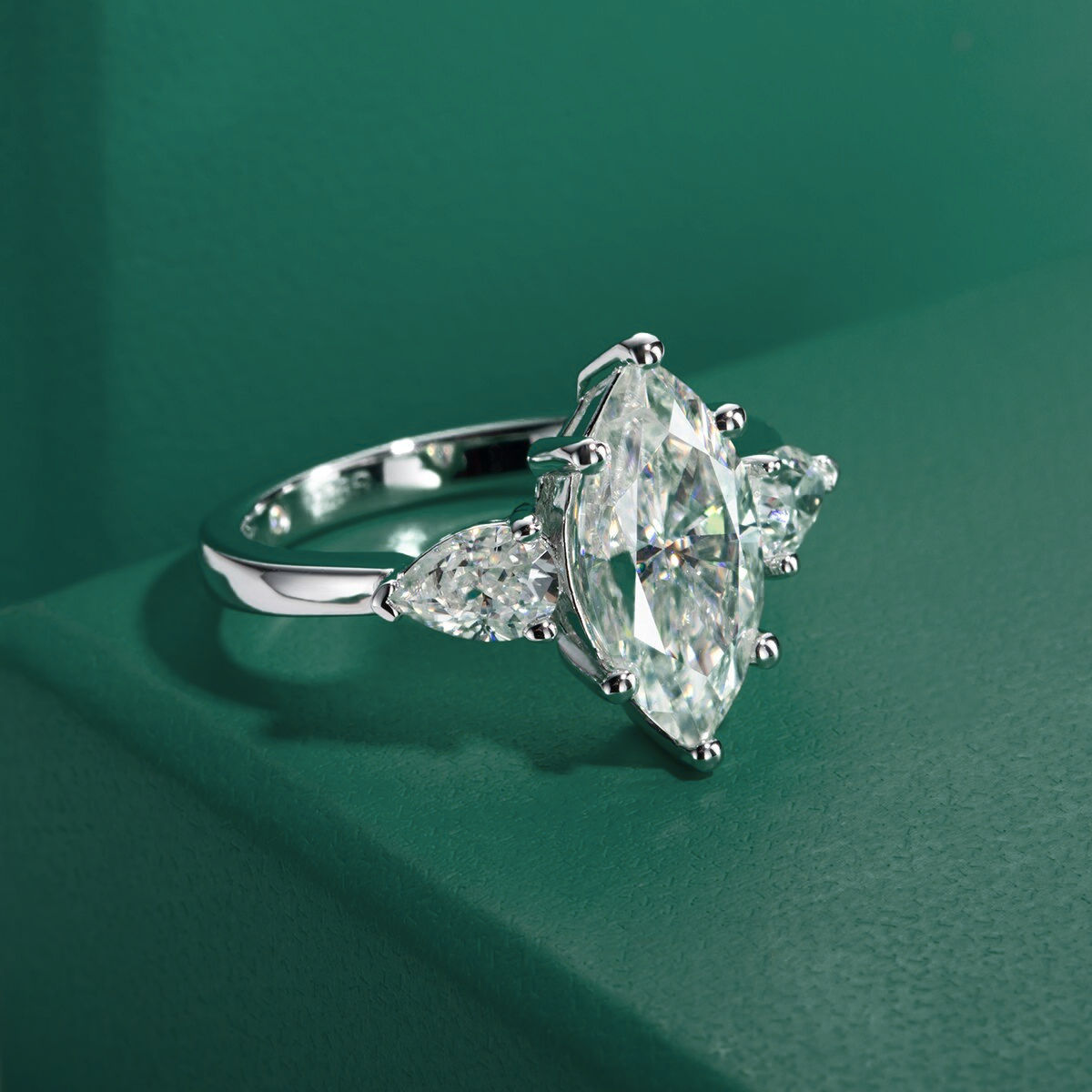 Anel de Moissanite Navete com Laterais Pera em Prata 925 com Banho de Ouro 18k – 4,0 Quilates - Yuna Joias - Yuna Joias