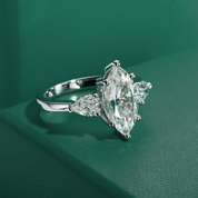 Anel de Moissanite Navete com Laterais Pera em Prata 925 com Banho de Ouro 18k – 4,0 Quilates - Yuna Joias - Yuna Joias