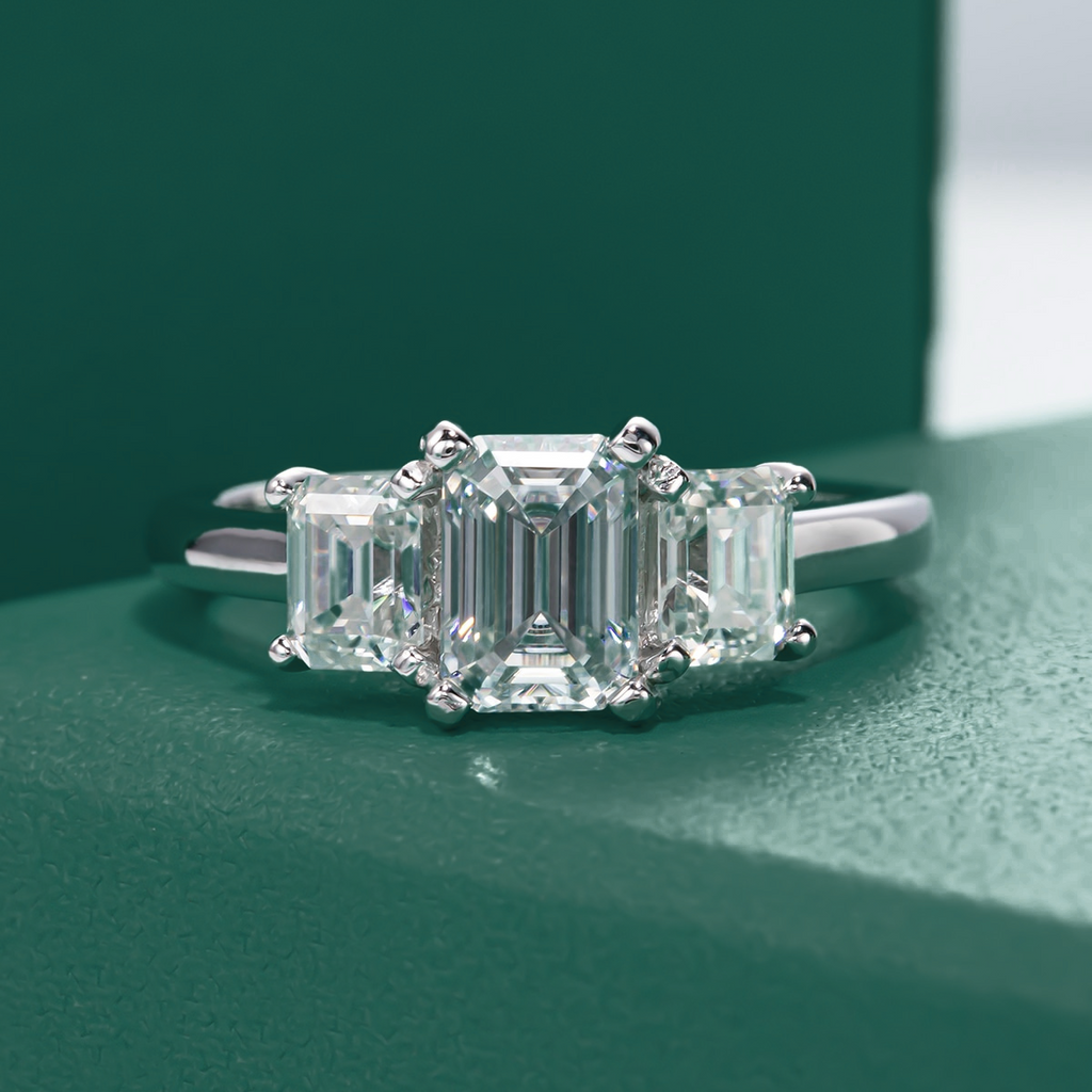 Anel Solitário com Moissanite Esmeralda de 1,6 Quilates em Prata 925 com Ouro 18k – Yuna Joias - Yuna Joias