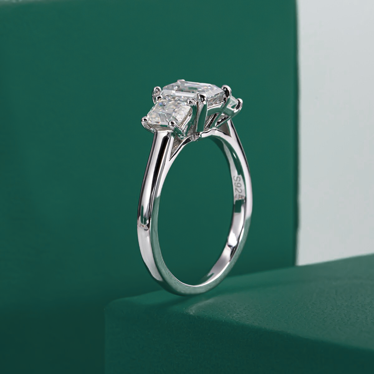 Anel Solitário com Moissanite Esmeralda de 1,6 Quilates em Prata 925 com Ouro 18k – Yuna Joias - Yuna Joias