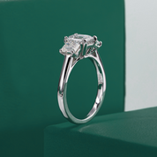 Anel Solitário com Moissanite Esmeralda de 1,6 Quilates em Prata 925 com Ouro 18k – Yuna Joias - Yuna Joias
