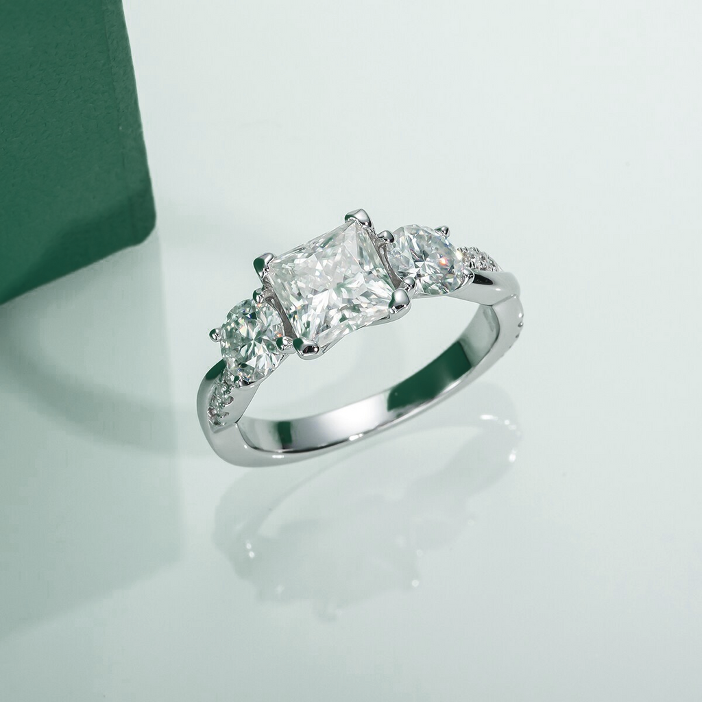 Anel Solitário de Moissanite com Lapidação Princesa em Prata 925 com Ouro Branco 18K – Yuna Joias - Yuna Joias