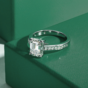 Anel Solitário de Moissanite 3,0 Quilates Lapidação Esmeralda em Prata 925 com Banho de Ouro 18k – Yuna Joias - Yuna Joias