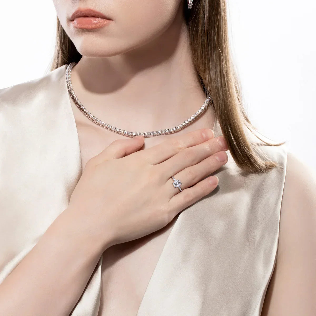 Anel Solitário de Moissanite 3,0 Quilates Lapidação Esmeralda em Prata 925 com Banho de Ouro 18k – Yuna Joias - Yuna Joias