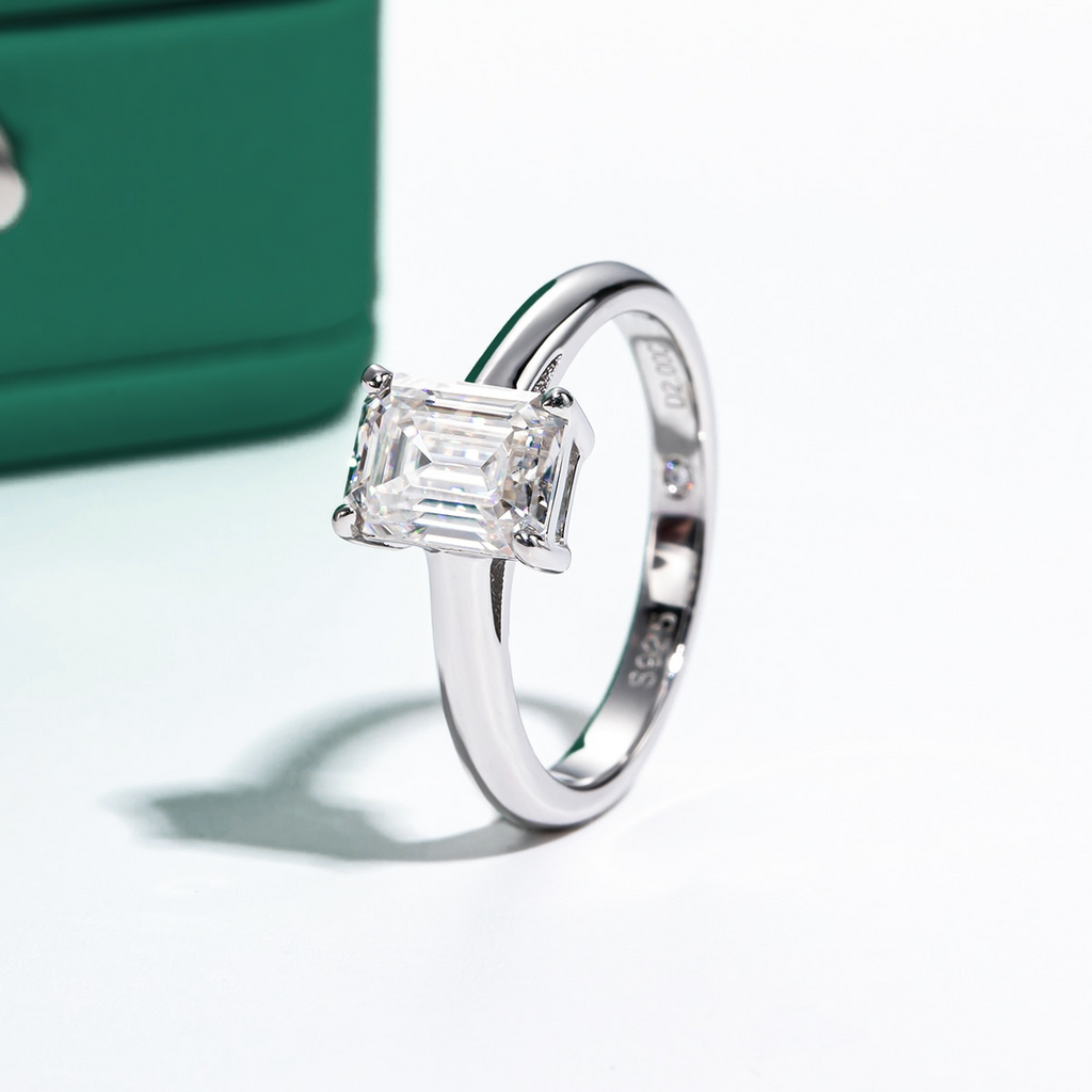 Anel Solitário com Moissanite 2 Quilates – Lapidação Esmeralda em Prata 925 com Ouro Branco 18k - Yuna Joias - Yuna Joias