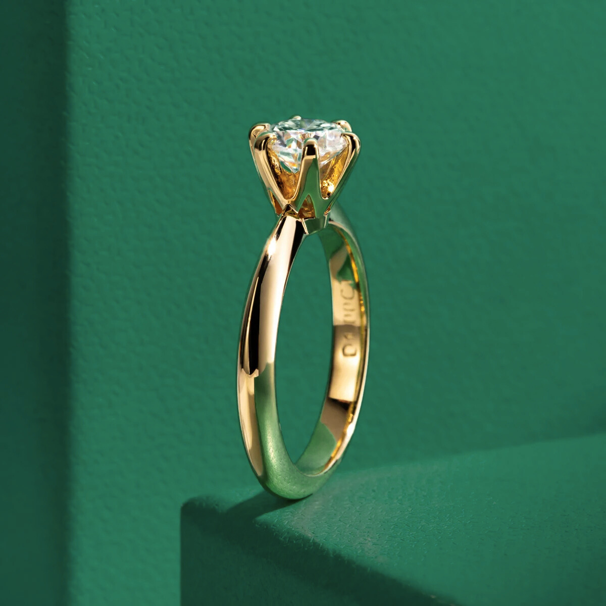 Anel Solitário com Moissanite Lapidação Brilhante em Prata 925 Banhado a Ouro 18k – Yuna Joias - Yuna Joias