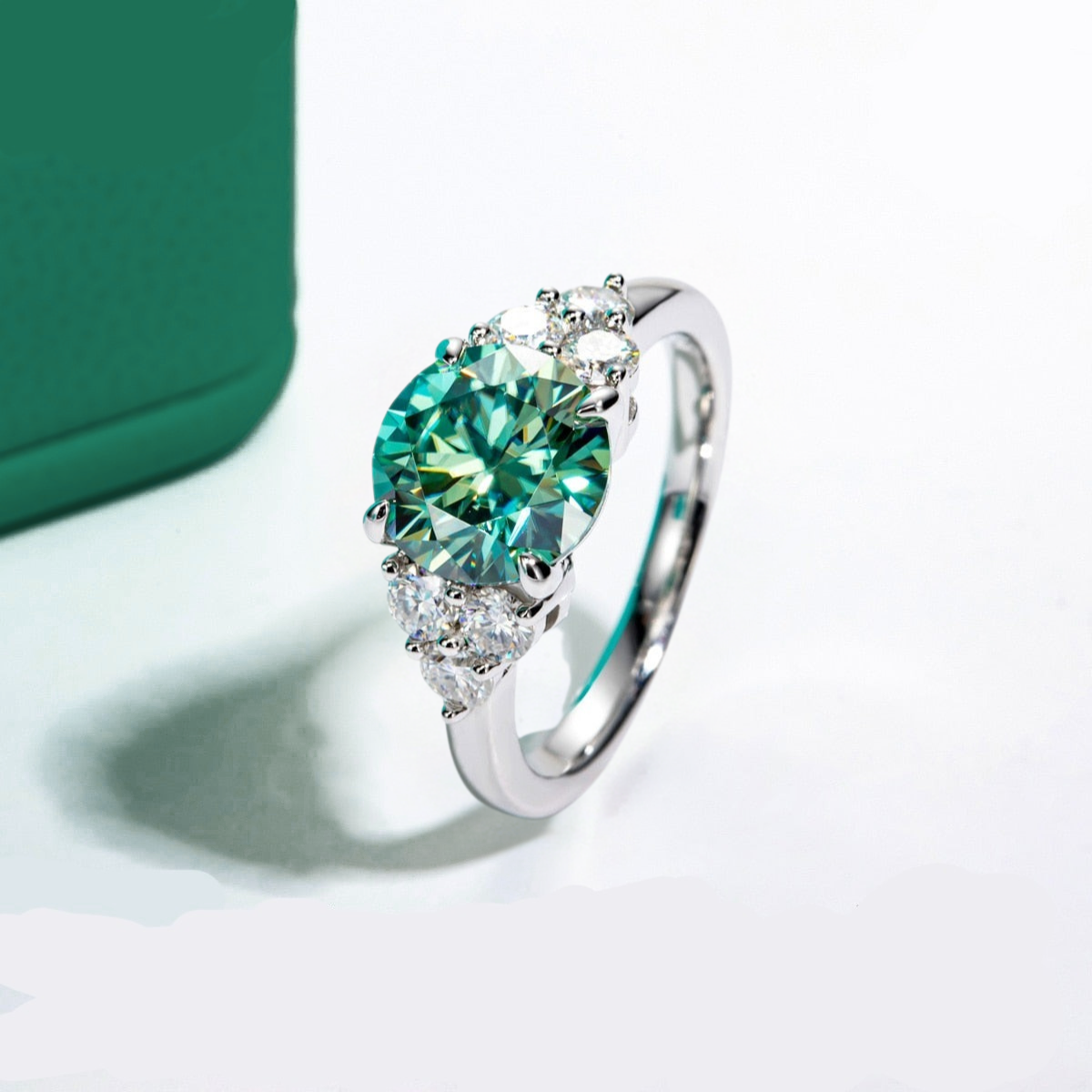 Anel Solitário com Moissanite Verde de 3,0 Quilates em Prata 925 com Banho de Ouro 18k - Yuna Joias - Yuna Joias