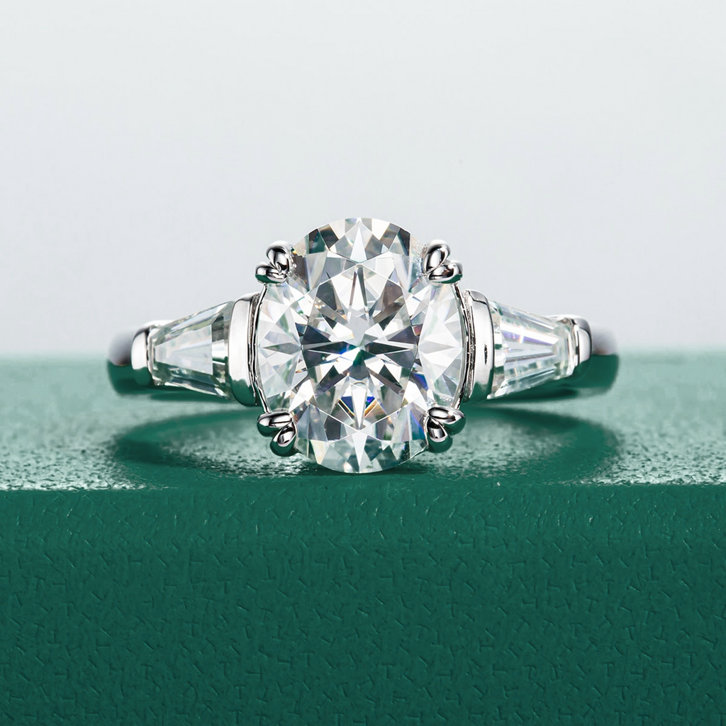 Anel Solitário com Moissanite Oval de 3 Quilates em Prata 925 e Ouro Branco 18k – Yuna Joias - Yuna Joias