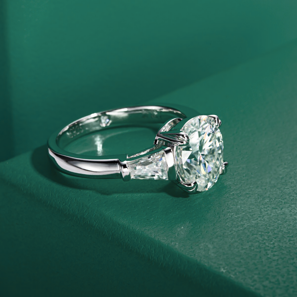 Anel Solitário com Moissanite Oval de 3 Quilates em Prata 925 e Ouro Branco 18k – Yuna Joias - Yuna Joias