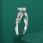 Anel Solitário de Moissanite em Prata 925 com Banho de Ouro Branco 18K – Yuna Joias - Yuna Joias