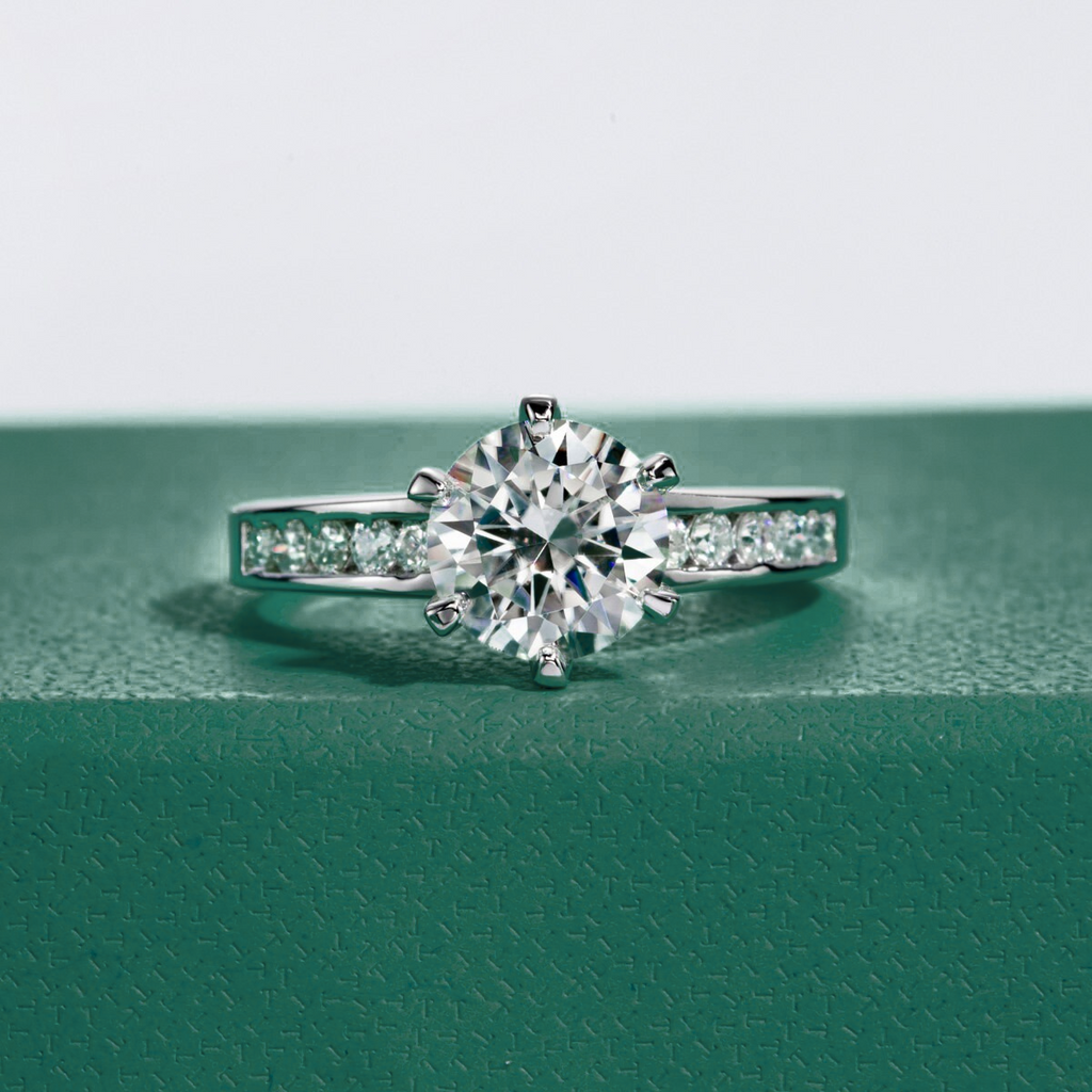 Anel Solitário de Moissanite em Prata 925 com Banho de Ouro Branco 18K – Yuna Joias - Yuna Joias