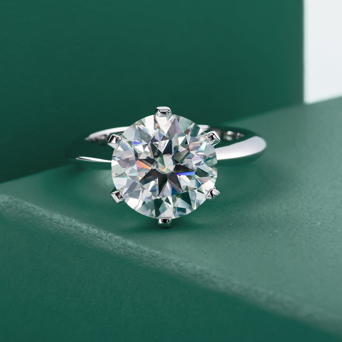 Anel Solitário em Moissanite e Prata 925 com Banho de Ouro Branco 18k – Yuna Joias - Yuna Joias