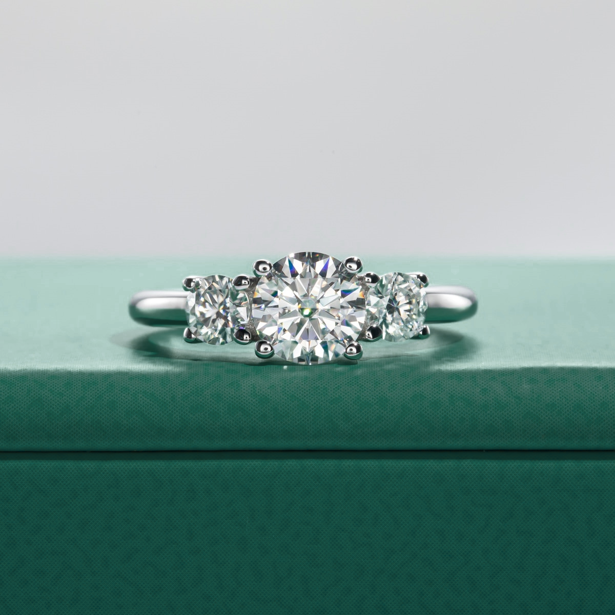 Anel Solitário de Moissanite 1,6 Quilates em Prata 925 com Ouro Branco 18k – Yuna Joias - Yuna Joias