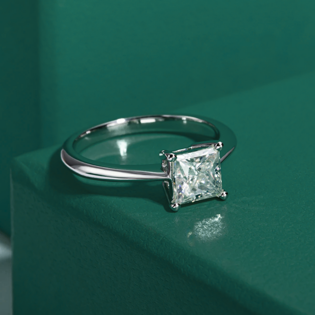 Anel Solitário com Moissanite 1.2ct Princesa em Prata 925 e Ouro Branco 18k - Yuna Joias - Yuna Joias