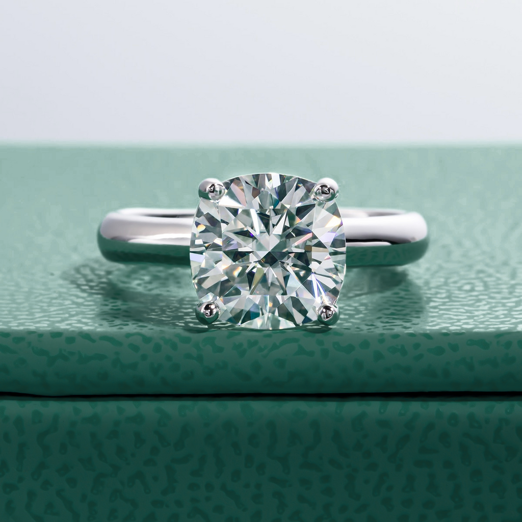 Anel Solitário Moissanite Cushion 3,5ct em Prata 925 com Ouro Branco 18k – Yuna Joias - Yuna Joias