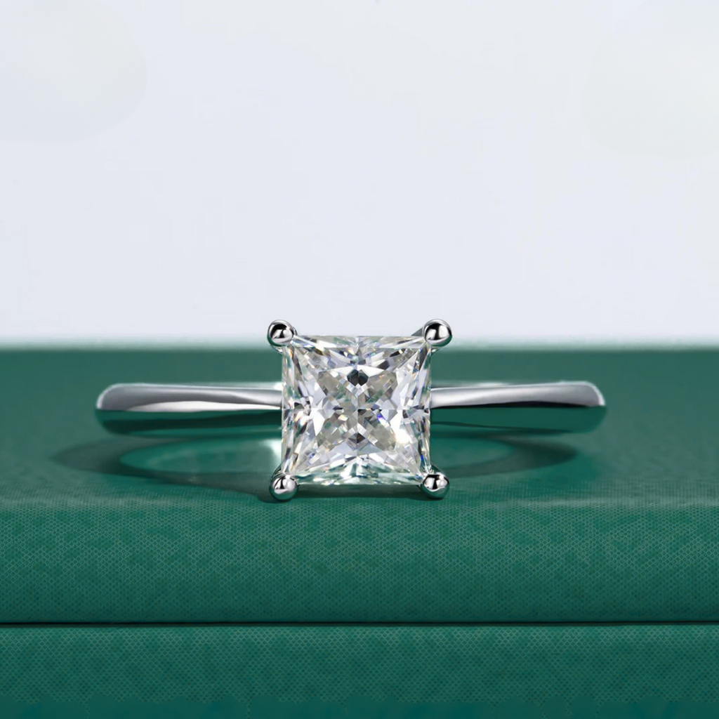 Anel Solitário com Moissanite 1.2ct Princesa em Prata 925 e Ouro Branco 18k - Yuna Joias - Yuna Joias