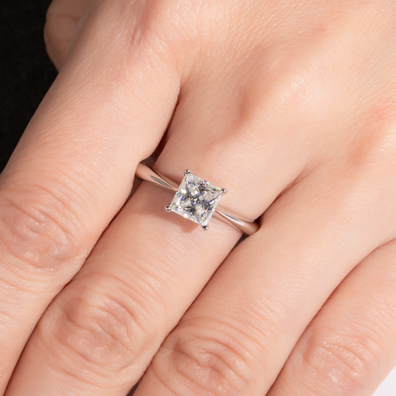 Anel Solitário com Moissanite 1.2ct Princesa em Prata 925 e Ouro Branco 18k - Yuna Joias - Yuna Joias