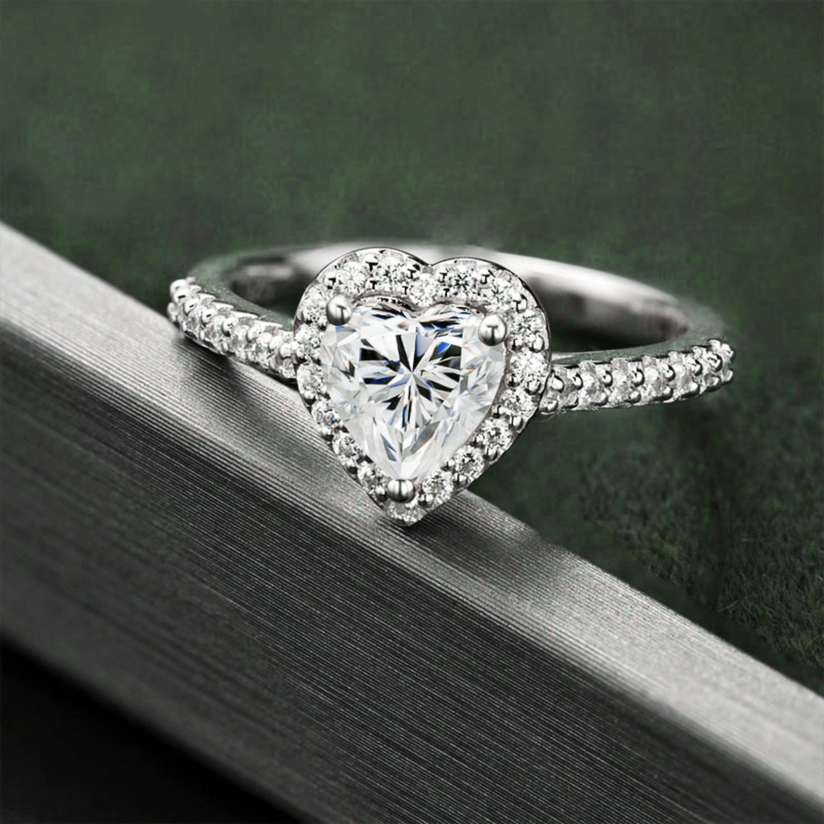 Anel Solitário Halo com Moissanite em Coração Prata 925 com Banho de Ouro 18k - Yuna Joias - Yuna Joias